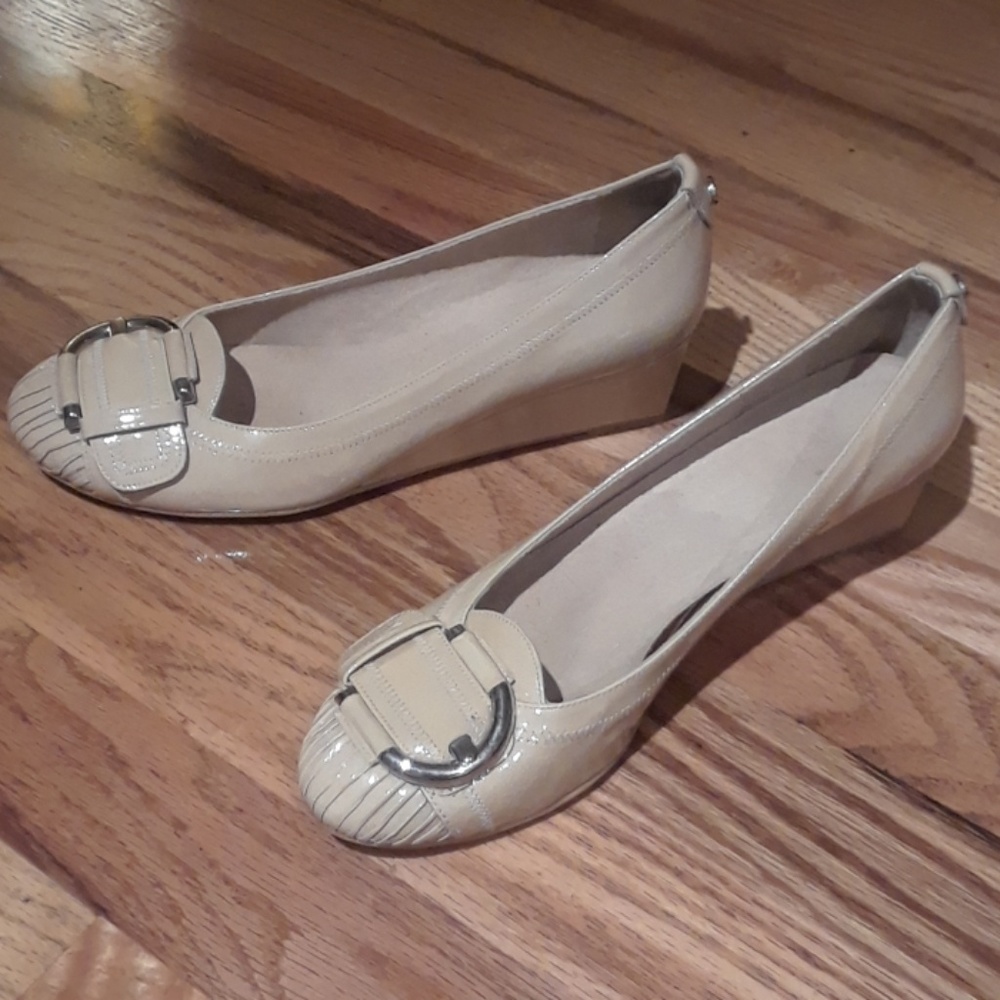 Stuart Weitzman Nude Wedges